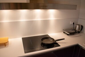 Een koelkast, een microgolfoven, een oven, een kookplaat