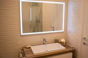 Een douche, een haardroger, een bidet, handdoeken