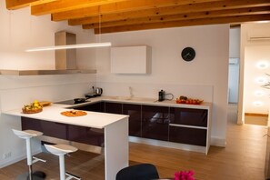 Een koelkast, een microgolfoven, een oven, een kookplaat