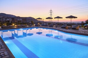 Udendørs pool, åben fra kl. 09.00 til kl. 20.00, parasoller, liggestole