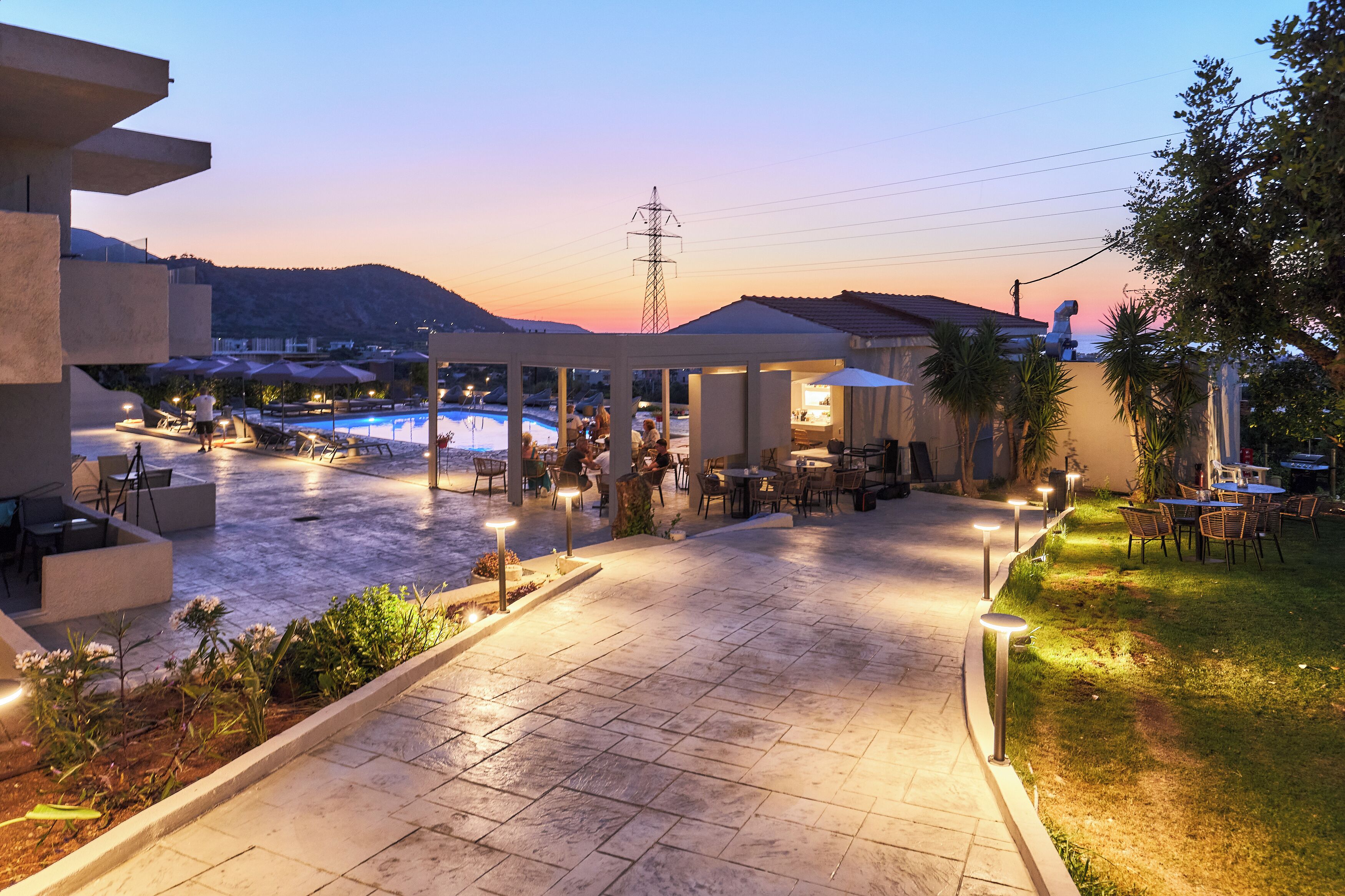 Piscina all'aperto, ombrelloni da piscina, lettini
