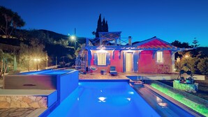 Ein Swimmingpool mit einem Haus im Hintergrund.