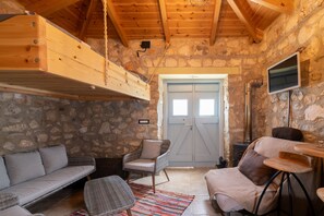 Télévision, cheminée, table de tennis de table