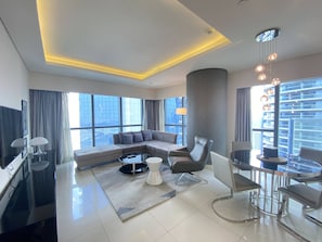 Apartamento de lujo | Zona de estar | Televisión LED de 55 pulgadas con canales por cable, una televisión