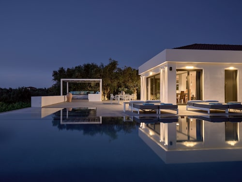 Drallos Luxury Villa - Private Heated Pool & Large Groups