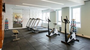 A gym with treadmills, an elliptical, and a bench. - Av1110 Studio Avanhandava (São Paulo)