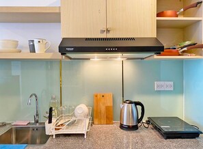 Réfrigérateur, micro-ondes, bouilloire électrique