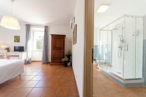 Basic Room, 1 Double Bed BUCEFALO | Individually decorated - Casale Acquasanta (Rome)