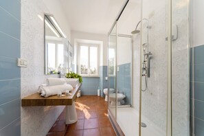 Basic Room, 1 Double Bed BUCEFALO | Salle de bain | Douche, douche cascade, s échoir à cheveux, bidet