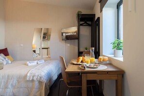 3 bedrooms, iron/ironing board, travel cot, WiFi - Peaceful Cozy Flats | Central by HostWise (Porto)