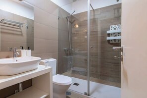 Dusche, Haartrockner, Handtücher