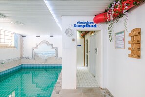 A swimming pool area with a sign reading "römisches Dampfbad". - Hotel Paidion (Braunlage)