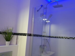 Suite estudio junior | Baño | Regadera, regadera tipo lluvia, secadora de cabello, toallas 
