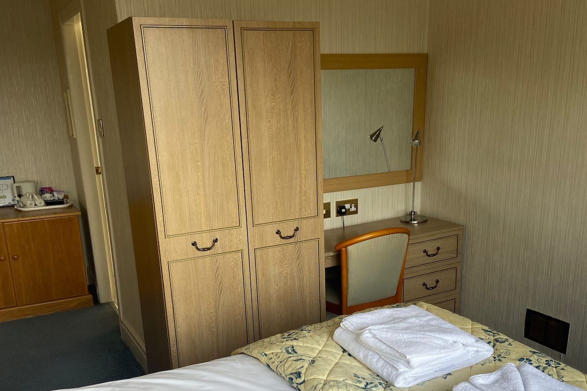 Standard-Doppelzimmer | Bügeleisen/Bügelbrett, Reisekinderbett, kostenloses WLAN