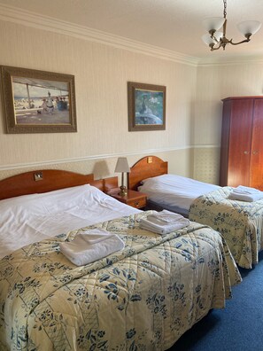 Tabla de planchar con plancha, cuna de viaje y wifi gratis