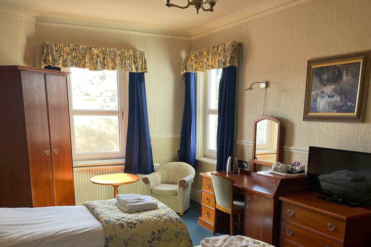 Standard-Dreibettzimmer | Bügeleisen/Bügelbrett, Reisekinderbett, kostenloses WLAN