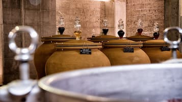 Un área de almacenamiento con grandes barriles de madera, cada uno con un número y nombre.