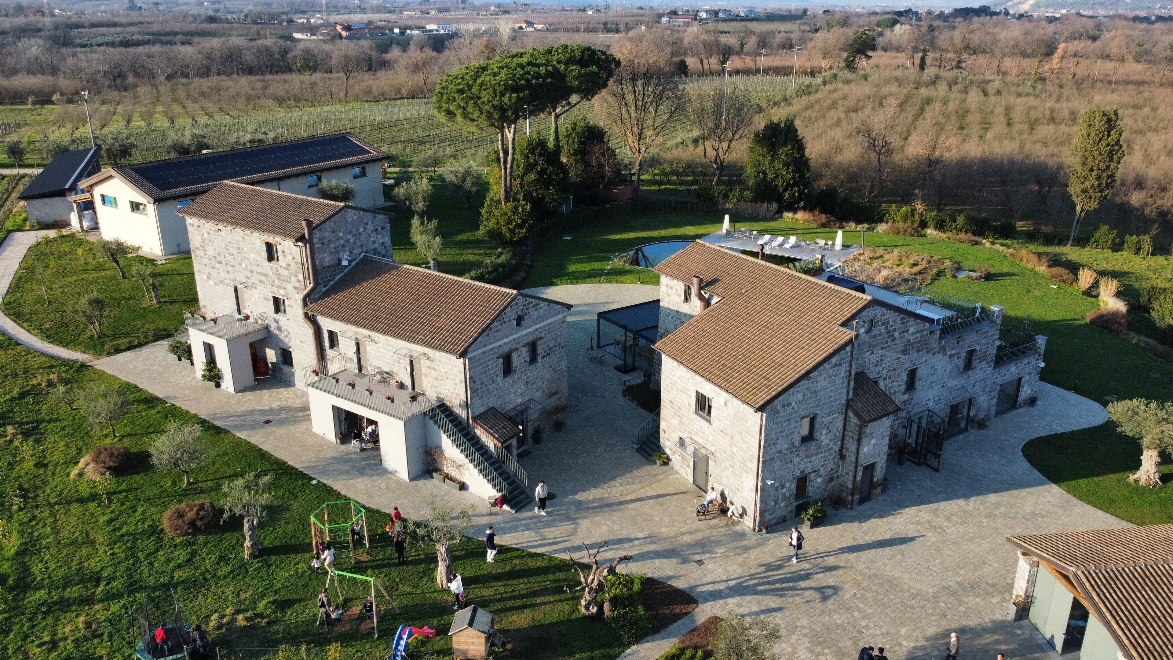 Un conjunto de edificios de piedra con varias habitaciones y un patio central.