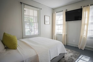 2 bedrooms, desk, iron/ironing board, free WiFi