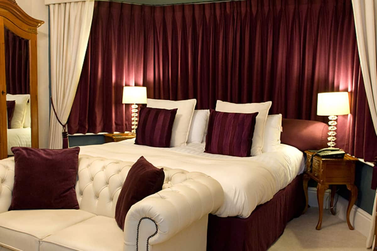 Deluxe Double or Twin Room | In-room safe, iron/ironing board, WiFi (free), individually decorated