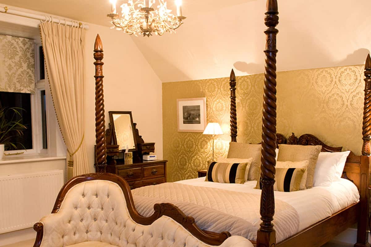 Deluxe Double Room | In-room safe, iron/ironing board, WiFi (free), individually decorated