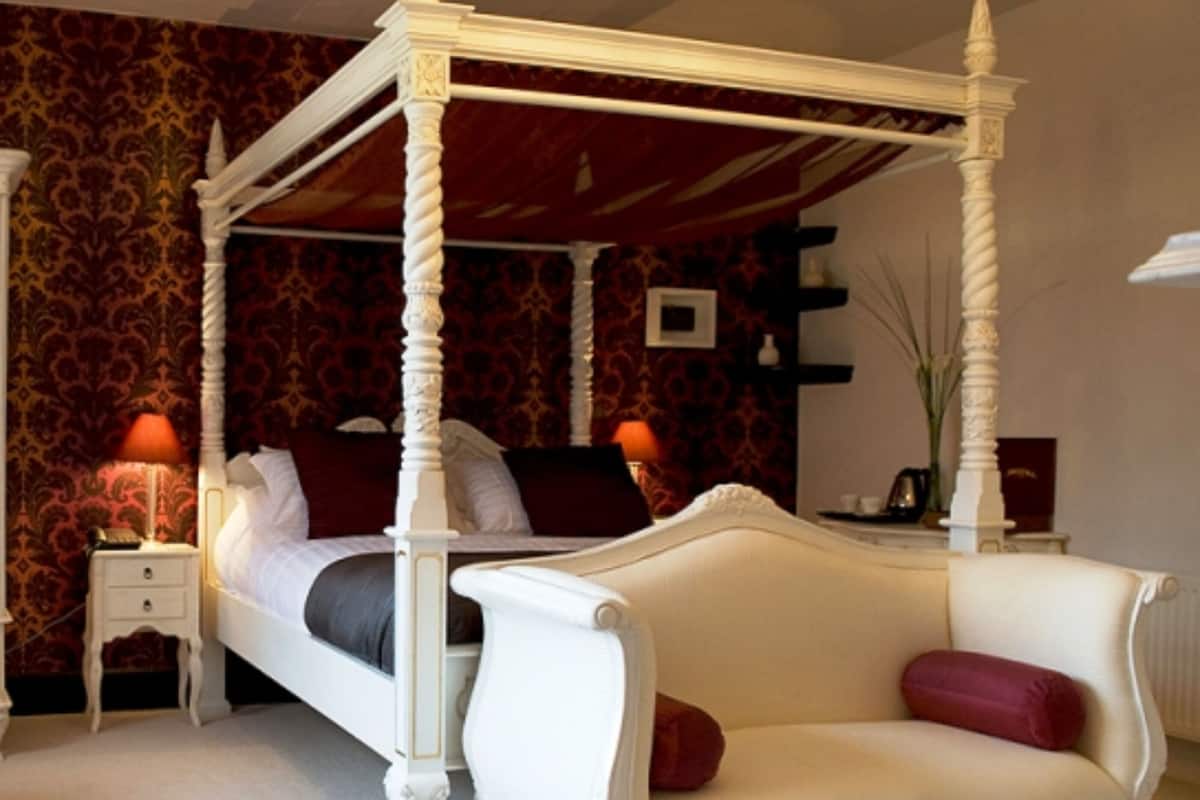 Honeymoon Double Room | In-room safe, iron/ironing board, WiFi (free), individually decorated