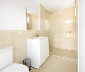 Douche, serviettes fournies