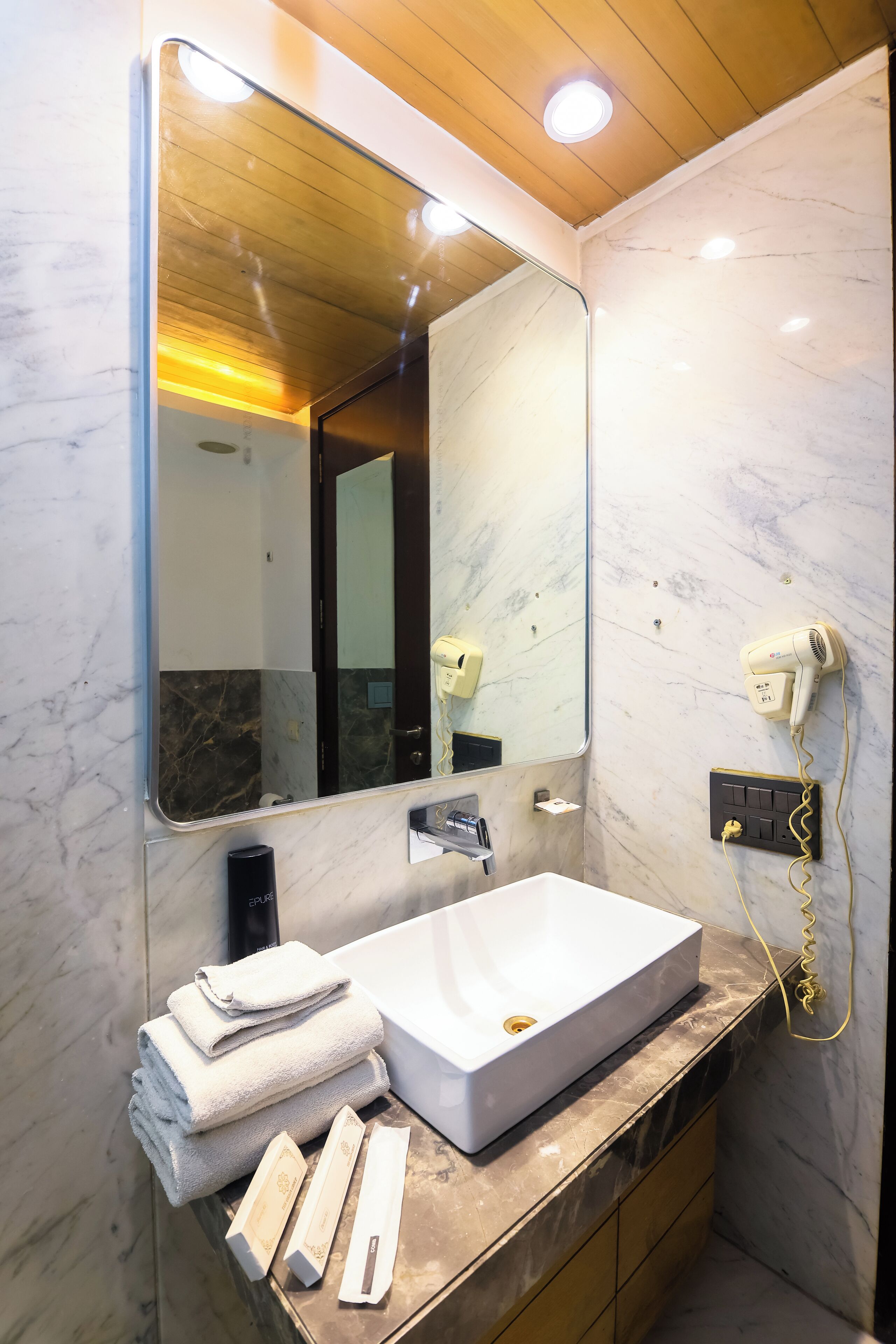 Deluxe Double or Twin Room | Bathroom | Shower, free toiletries, hair dryer, towels