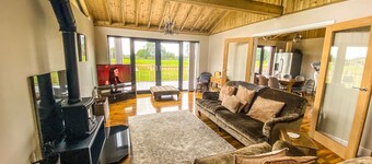 4bed Lodge Sleeps8-pet Friendly-hot Tub-log Burner