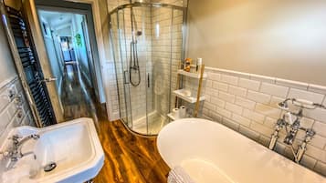 Cabin | Bathroom | Combined shower/bathtub, deep-soaking bathtub, hair dryer, towels