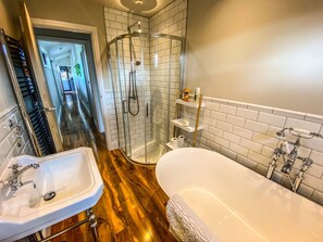 Cabaña | Baño | Tina con regadera, tina profunda, secadora de cabello, toallas 