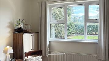 4 Schlafzimmer, Zimmersafe, Schreibtisch, BĂŒgeleisen/BĂŒgelbrett