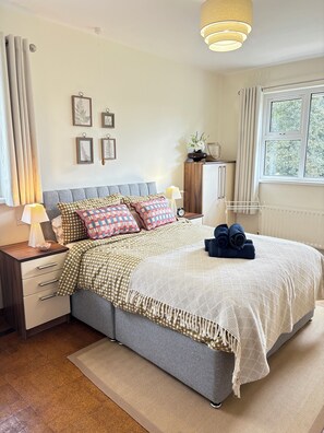 4 soverom, safe på rommet, skrivebord og strykejern/-brett