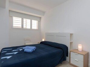 2 habitaciones, escritorio, tabla de planchar con plancha y wifi