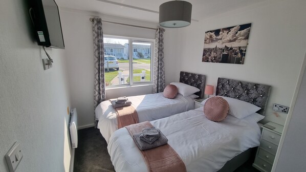 2 bedrooms, in-room safe, iron/ironing board, travel crib - Lovely 2 Bedroom Chalet Holiday Home by The Broads (Oulton Broads)