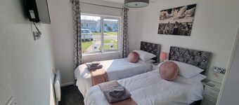 Lovely 2 Bedroom Chalet Holiday Home by The Broads