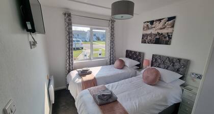 Lovely 2 Bedroom Chalet Holiday Home by The Broads