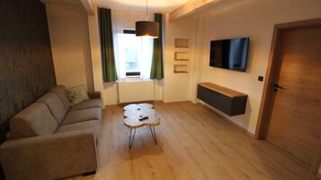 Comfort Suite | In-room safe, desk, laptop workspace, travel crib