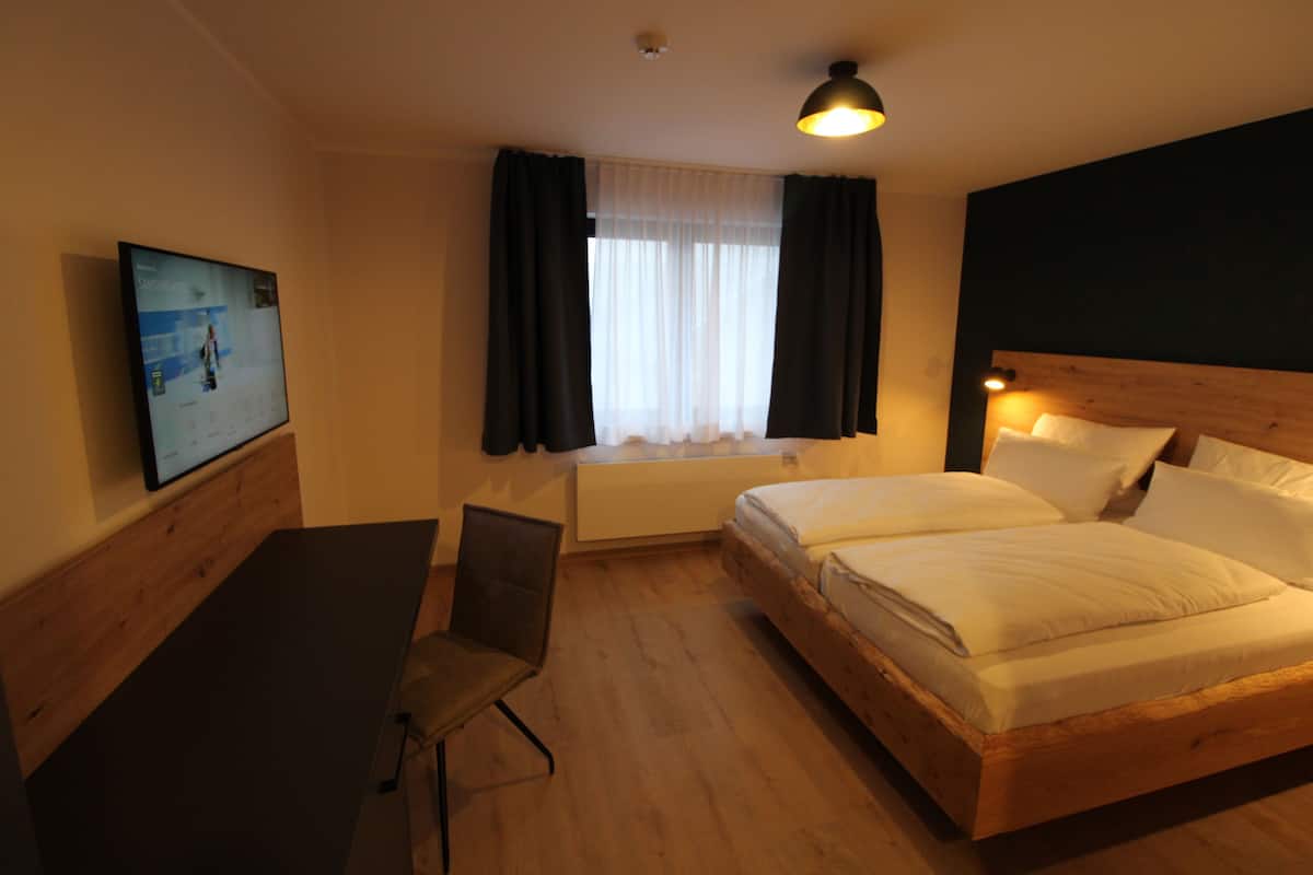 Standard dubbelrum - 1 queensize-säng | 2 sovrum, värdeförvaringsskåp på rummet och skrivbord