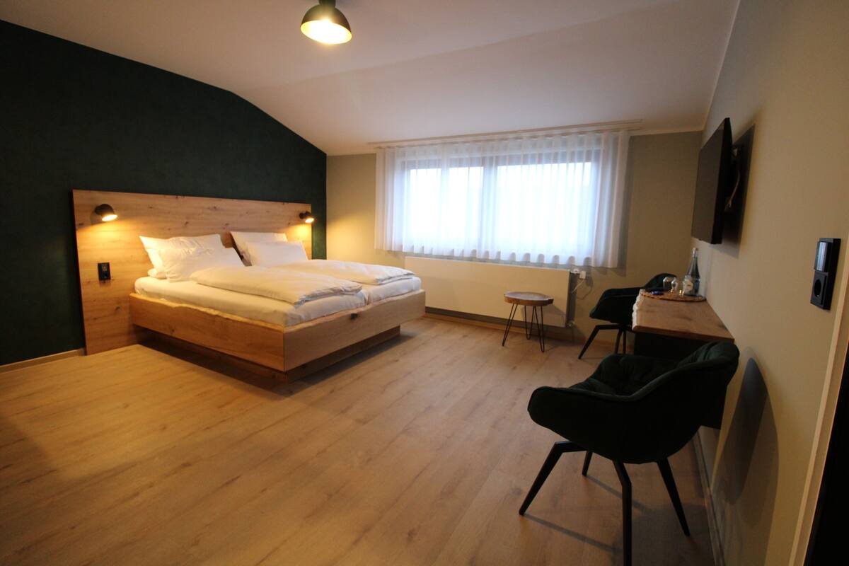Kahden hengen comfort-huone | Tallelokero huoneessa, työpöytä