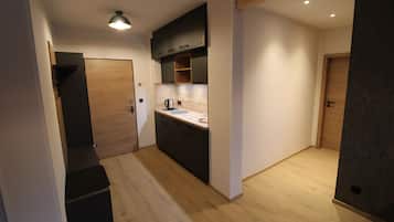 Comfort Suite | In-room safe, desk, laptop workspace, travel crib