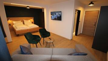 Family Room | In-room safe, desk, laptop workspace, travel crib