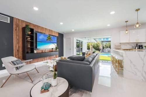 Stunning 5BR w/Heated Pool, Games & Beach Access