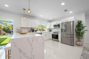 Jääkaappi, mikroaaltouuni, uuni, liesi