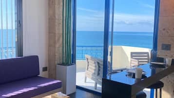 Superior Apartment, 2 Bedrooms, Pool View | Living area