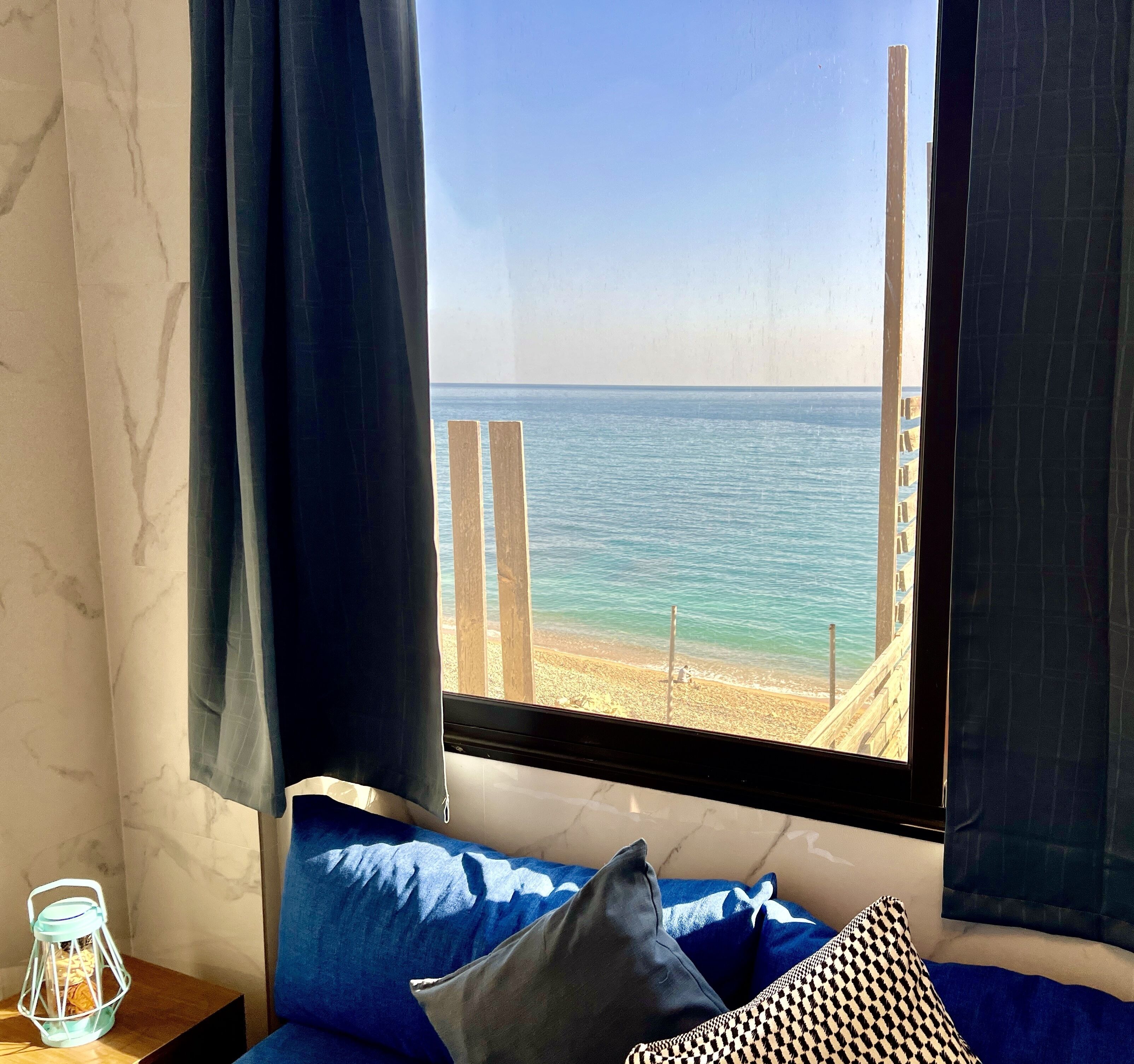 Familien-Suite, Balkon, Meerblick | Wohnbereich | 40-Zoll-Smart-TV mit Satellitenempfang, Netflix, Streaming-Dienste