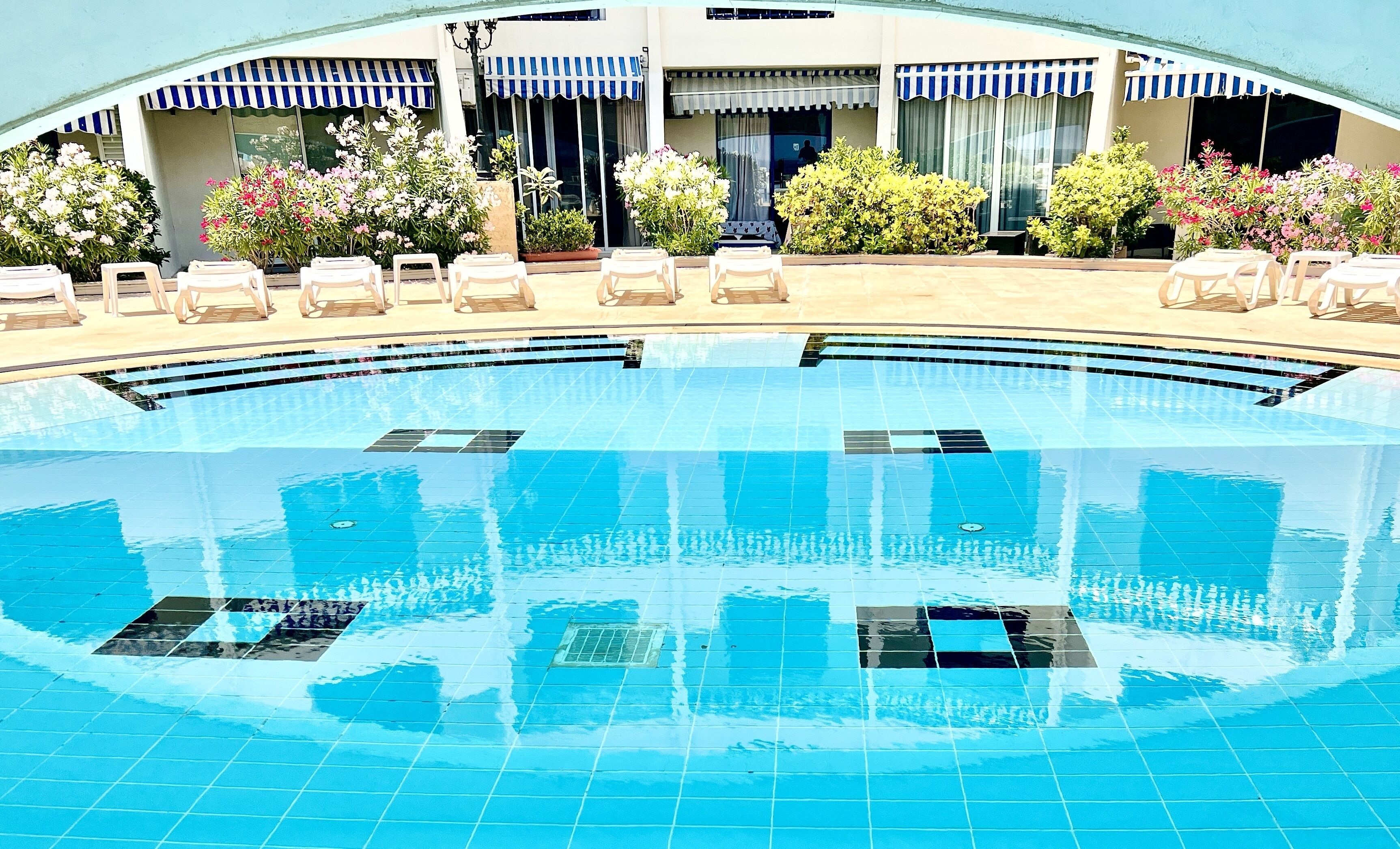 Kolam renang outdoor musiman