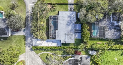 Elegant 7BR/4BA Heated Pool, Near Beach & Zoo