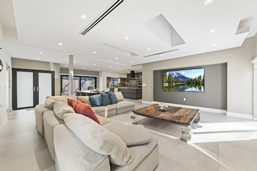 Stylish 7BR Retreat: Court/BBQ/Heated Pool & Fun