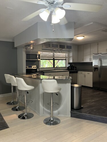 🌴Country Log Cabin - 2 Bedrooms,  & JACUZZI bath Near BEACH!